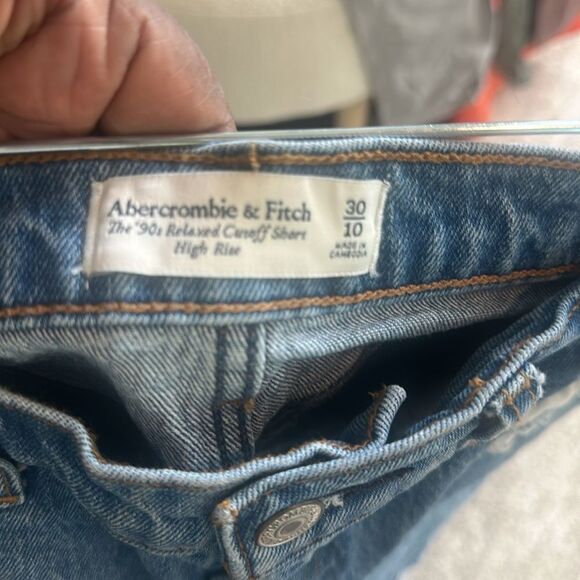 Abercrombie & Fitch The '90, Relaxed Cutoff Short
High Rise 30/10 - Picture 5 of 6